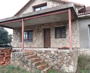 Vista exterior de Casa o xalet en venda en Santa María de la Alameda amb Jardí privat