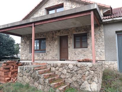 Vista exterior de Casa o xalet en venda en Santa María de la Alameda amb Jardí privat