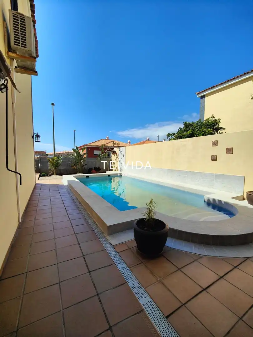 Piscina de Casa adosada en venda en Candelaria amb Terrassa i Traster