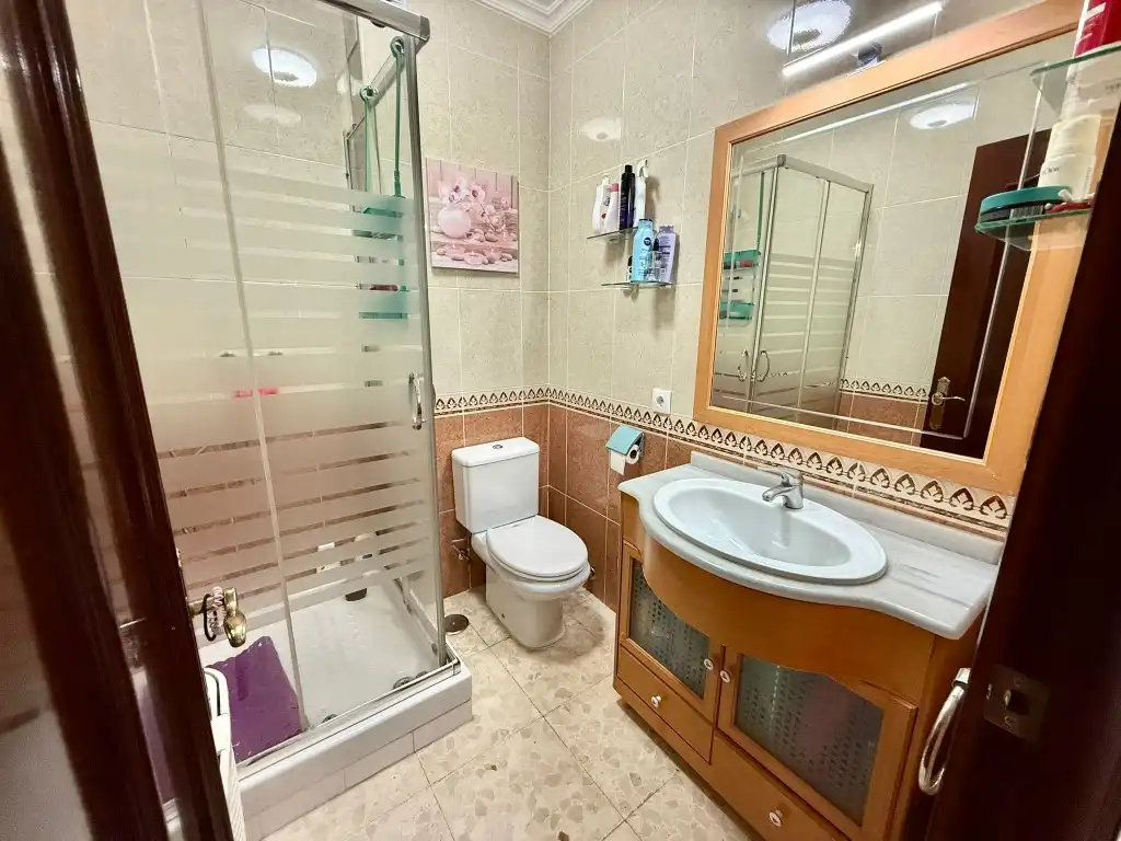 Badezimmer von Maisonette zum Verkauf in Cádiz mit Balkon