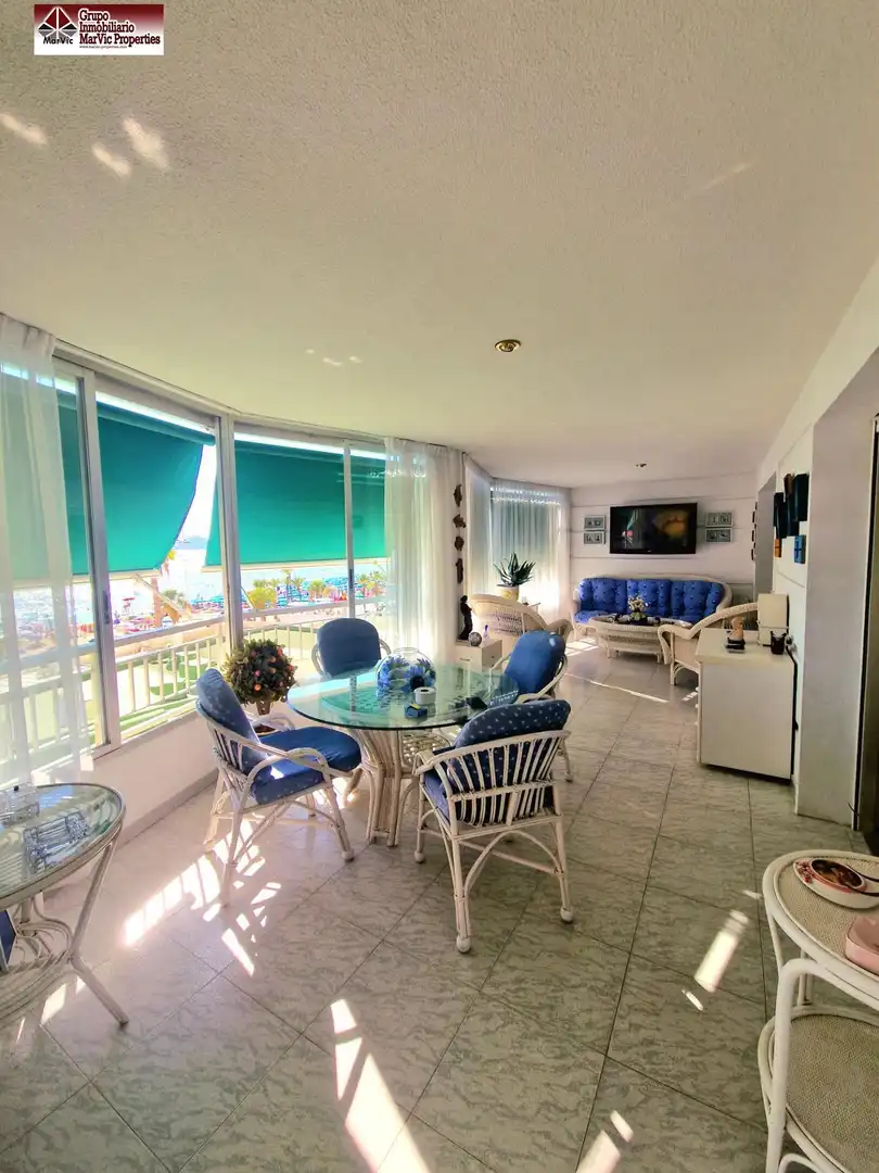 Sala d'estar de Pis en venda en Benidorm amb Jardí privat, Terrassa i Moblat