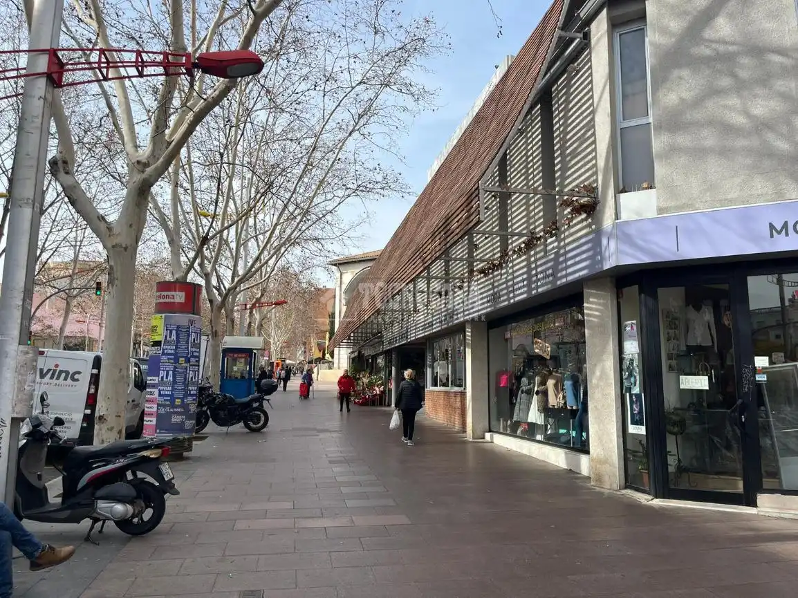 Vista exterior de Edificio en venta en Barcelona
