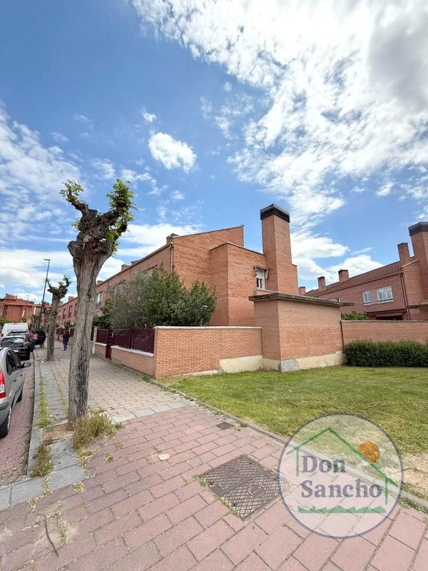 Vista exterior de Casa adosada en venda en Valladolid Capital amb Calefacció i Terrassa