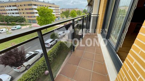 Apartamento con terraza y piscina comunitaria, image 2