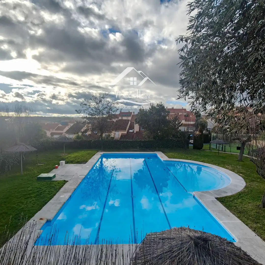 Schwimmbecken von Einfamilien-Reihenhaus zum Verkauf in San Agustín del Guadalix mit Klimaanlage, Heizung und Parkett