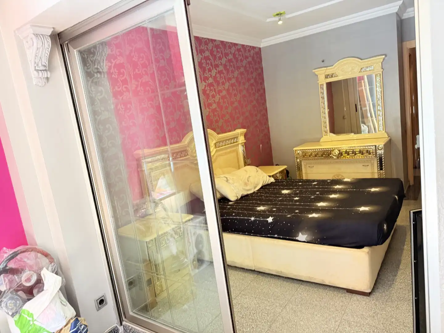 Schlafzimmer von Erdgeschoss zur Miete in Sant Adrià de Besòs mit Klimaanlage, Heizung und Privatgarten