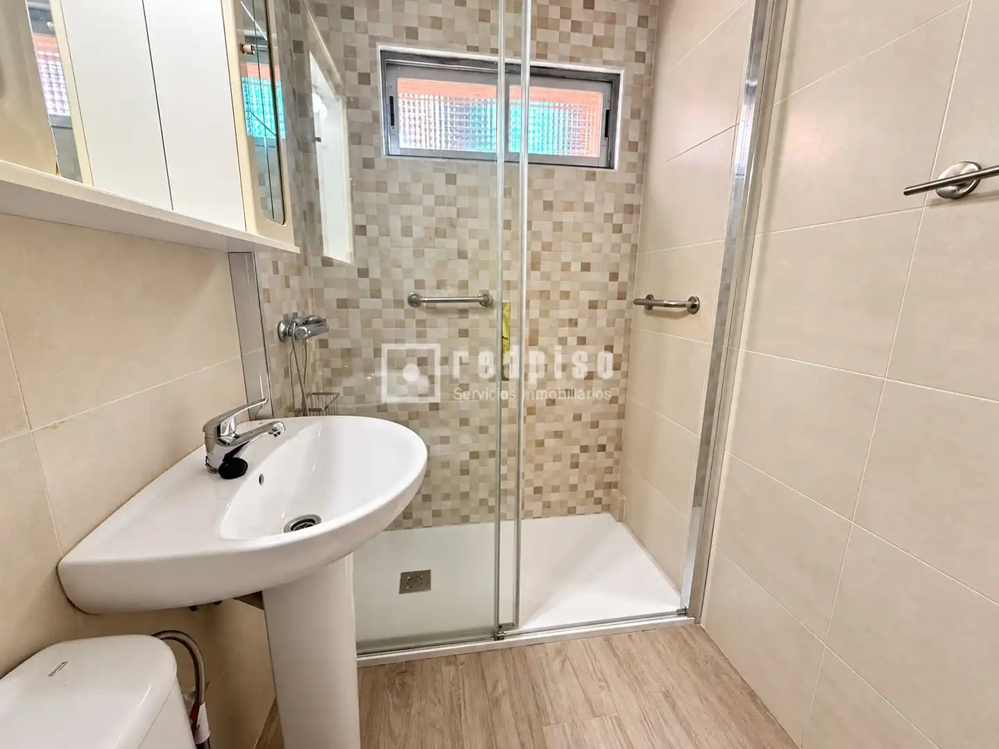 Baño de Piso en venta en Guadalajara con Calefacción y Terraza