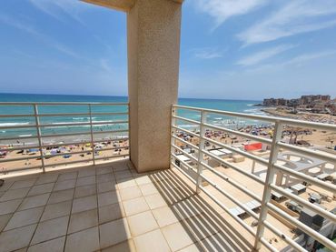 Penthouse with balcony for sale in Calle C. Geraneos 1