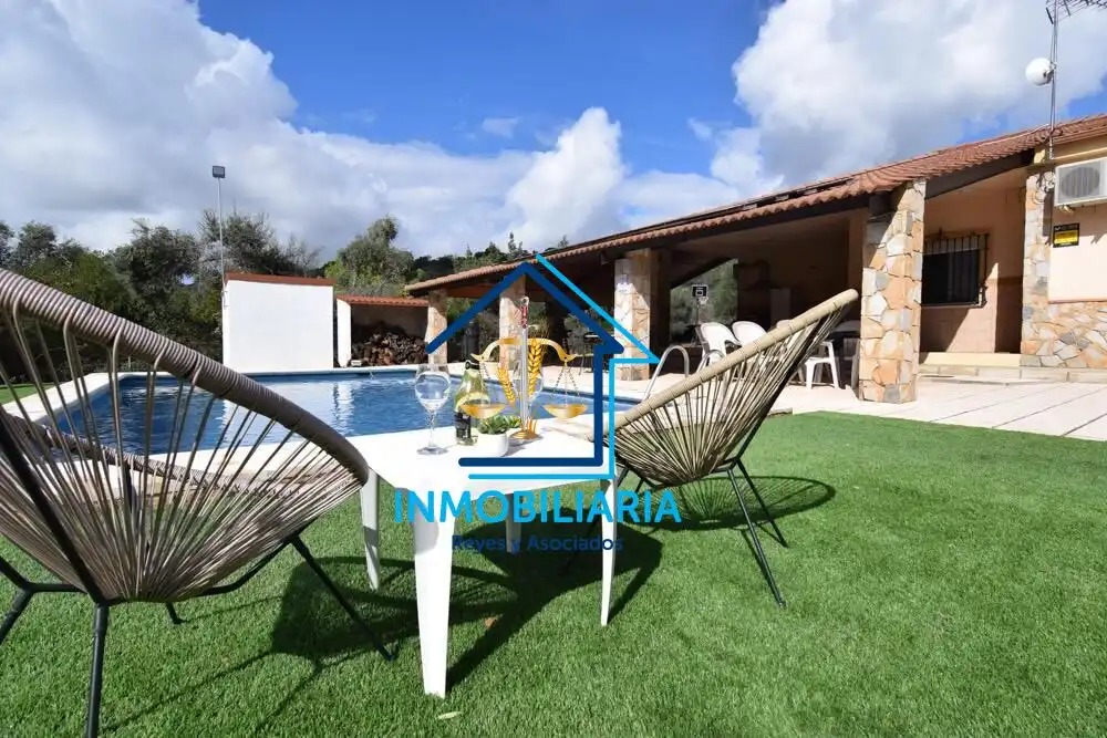 Piscina de Casa o xalet en venda en Córdoba amb Aire condicionat, Terrassa i Piscina