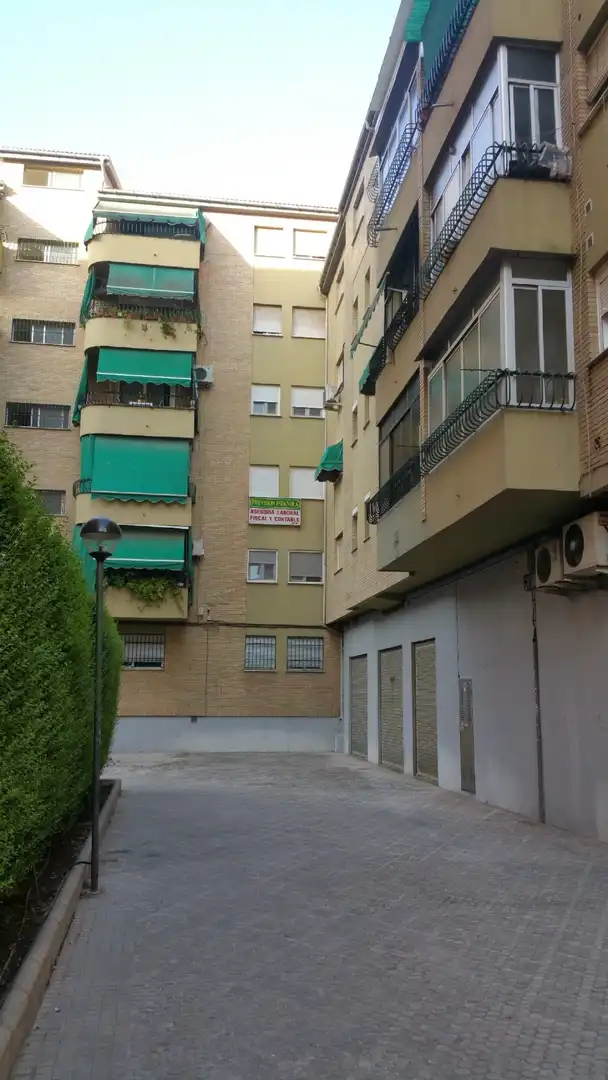 Vista exterior de Local de alquiler en Granada