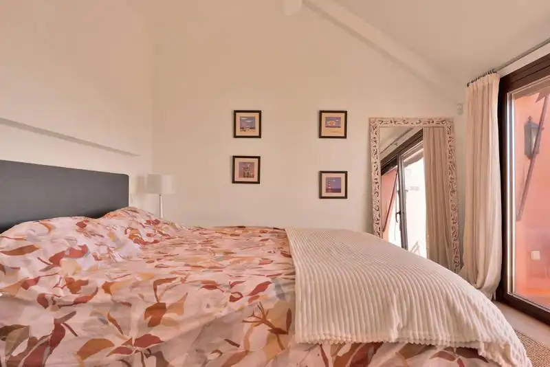 Schlafzimmer von Dachboden zur Miete in Marbella mit Klimaanlage, Terrasse und Schwimmbad