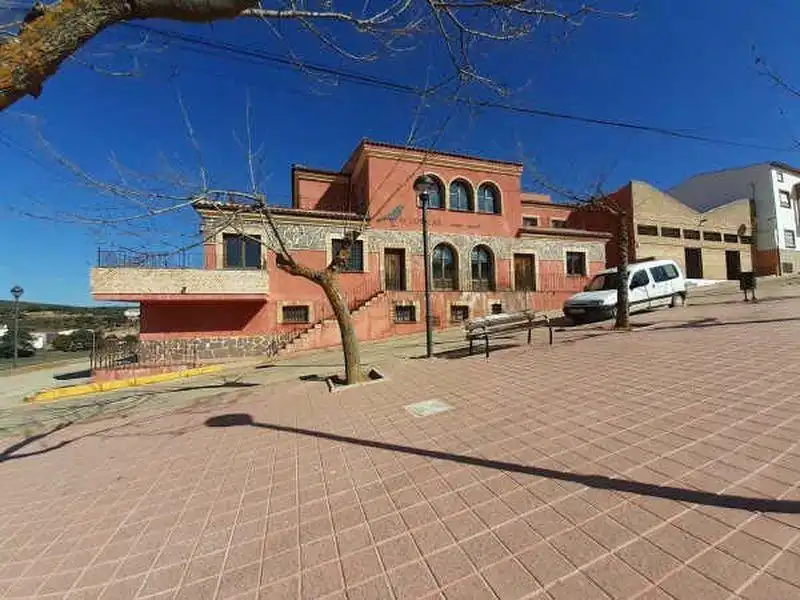 Vista exterior de Edificio en venta en Montizón