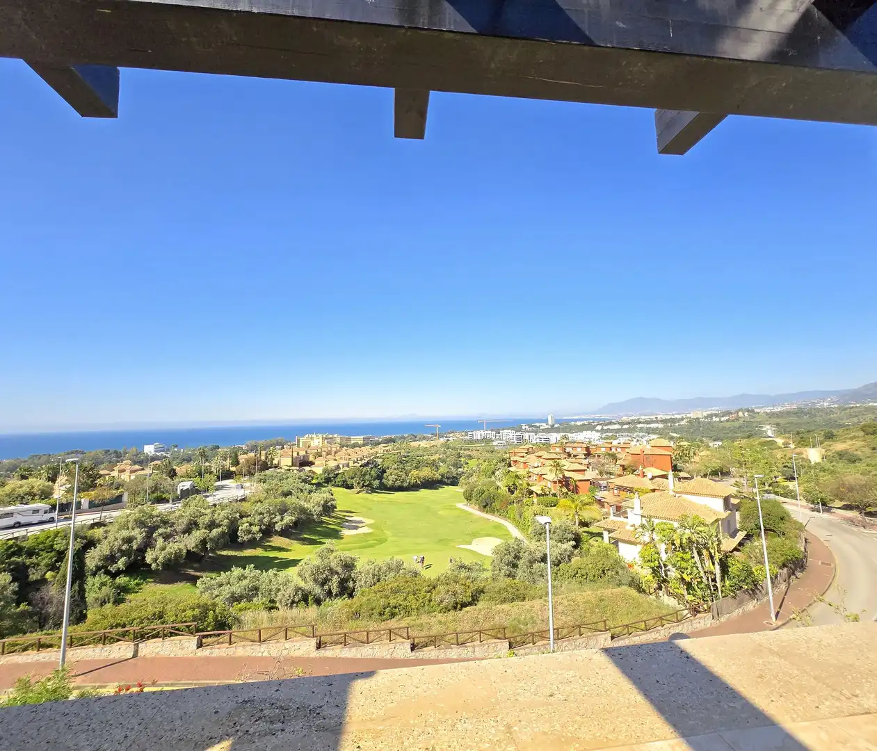 Vista exterior de Casa o xalet en venda en Marbella amb Jardí privat, Terrassa i Traster