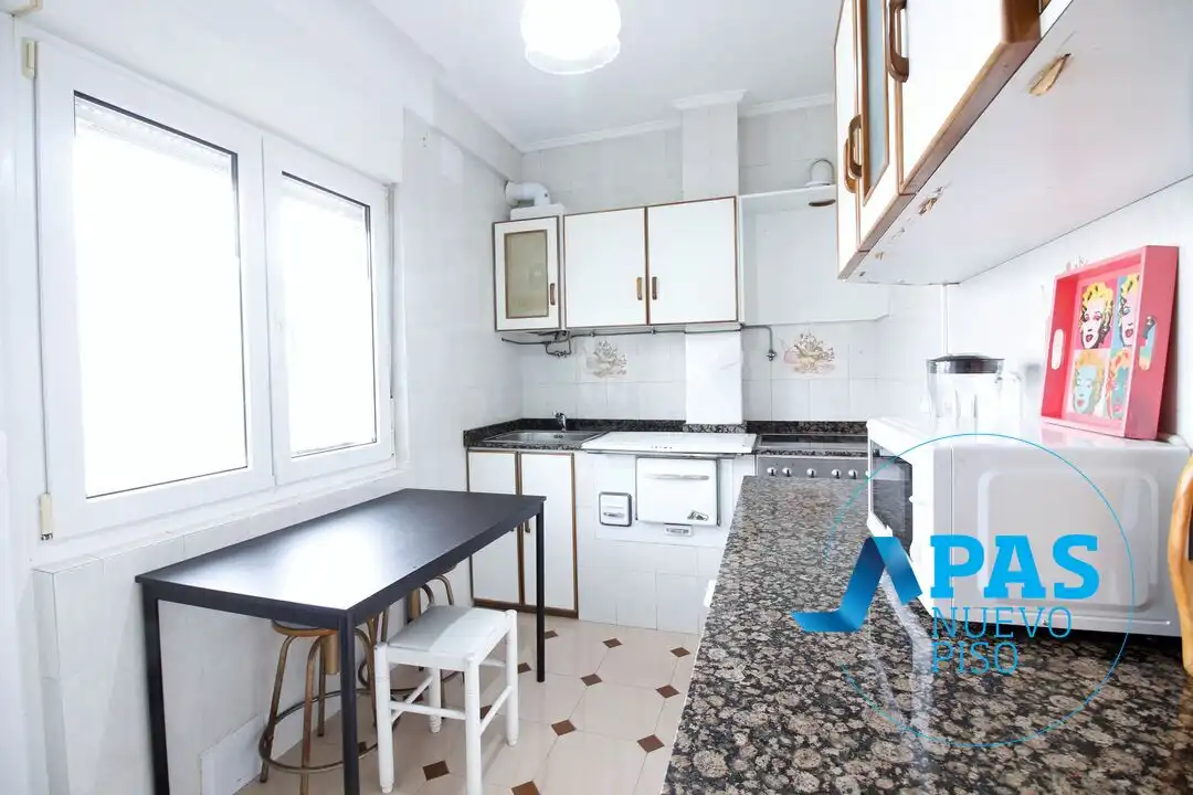 Cocina de Piso en venta en Torrelavega  con Terraza y Balcón