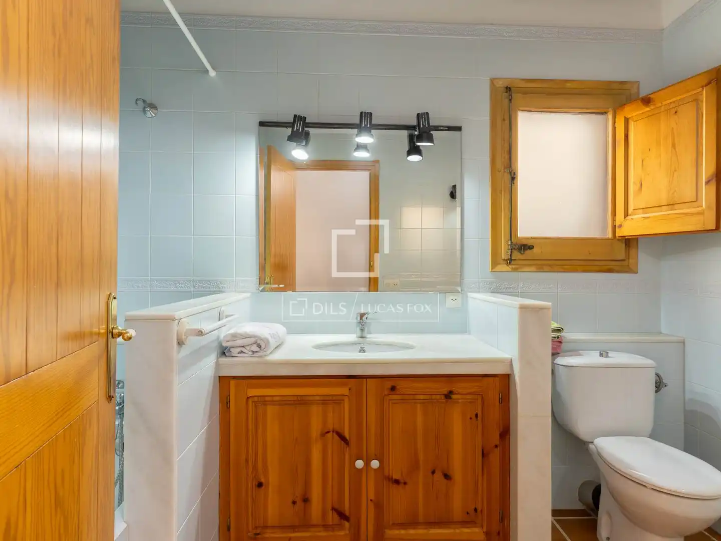 Baño de Finca rústica en venta en Cabanelles con Calefacción, Jardín privado y Trastero