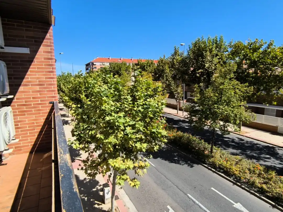 Vista exterior de Oficina en venda en  Logroño amb Aire condicionat, Calefacció i Terrassa
