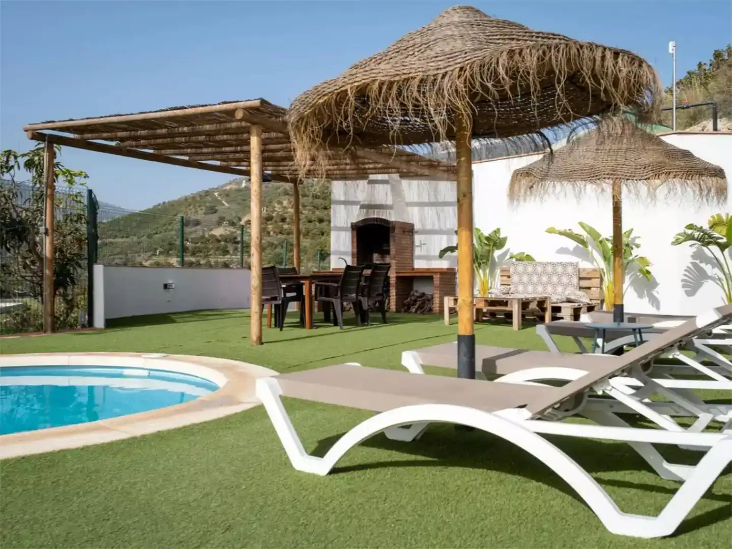 Terrassa de Finca rústica de lloguer en Cútar amb Aire condicionat, Jardí privat i Piscina
