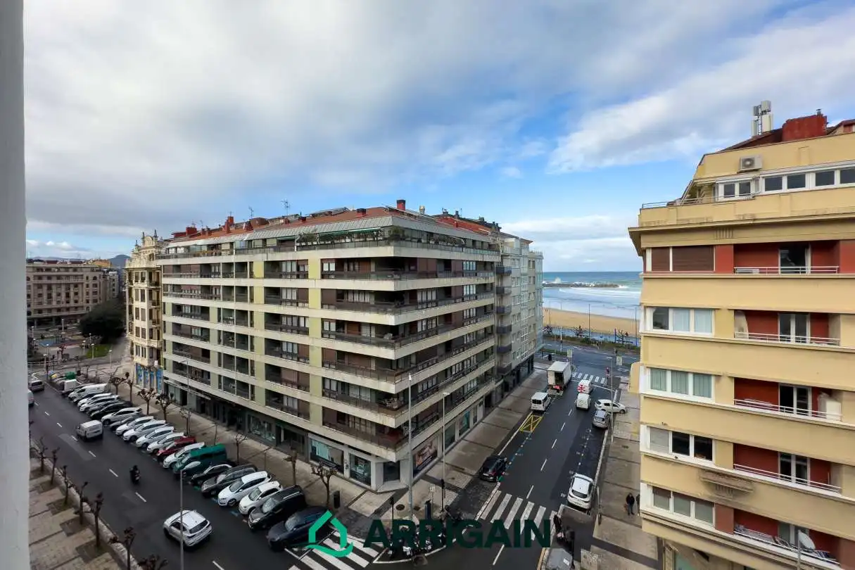 Vista exterior de Pis en venda en Donostia - San Sebastián  amb Calefacció, Terrassa i Balcó