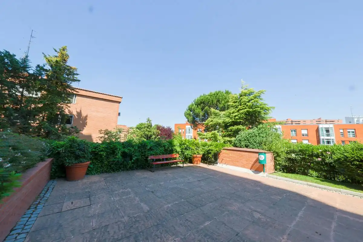 Terrassa de Àtic de lloguer en Madrid amb Aire condicionat, Calefacció i Jardí privat