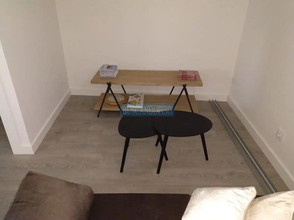 Sala de estar de Estudio de alquiler en  Logroño con Aire acondicionado, Calefacción y Parquet