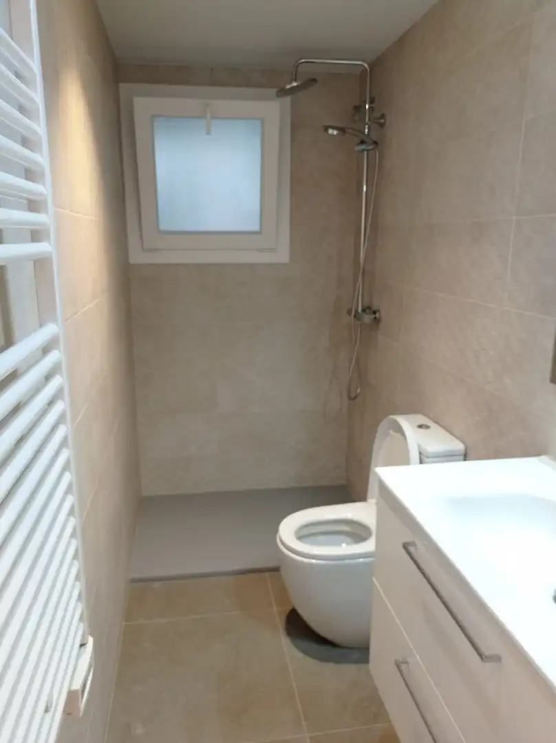 Bany de Apartament de lloguer en Girona amb Aire condicionat, Calefacció i Parquet