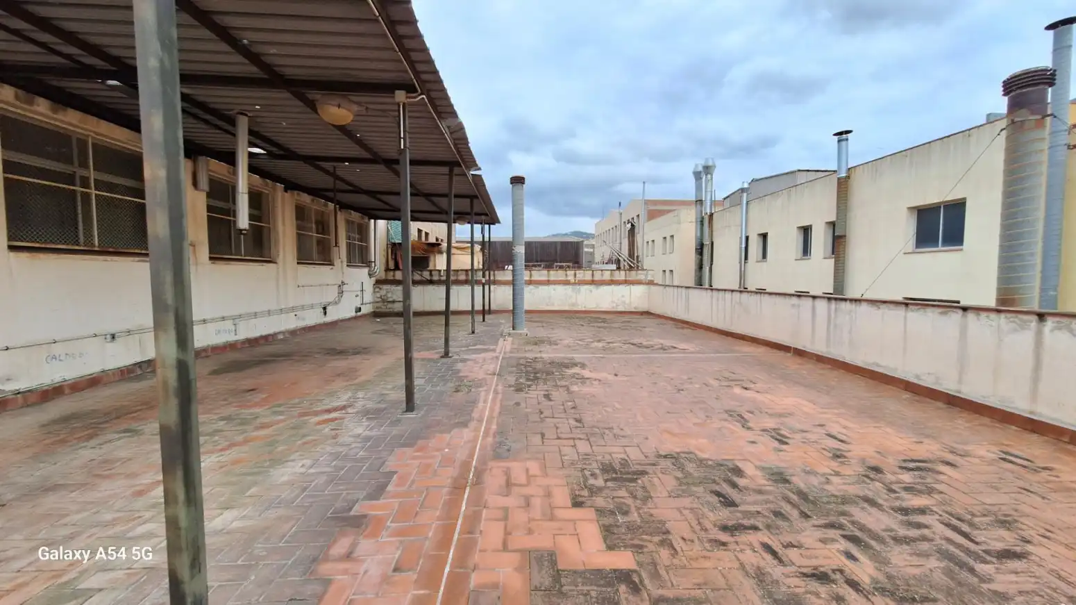 Terrasse von Fabrikhallen zur Miete in Mataró