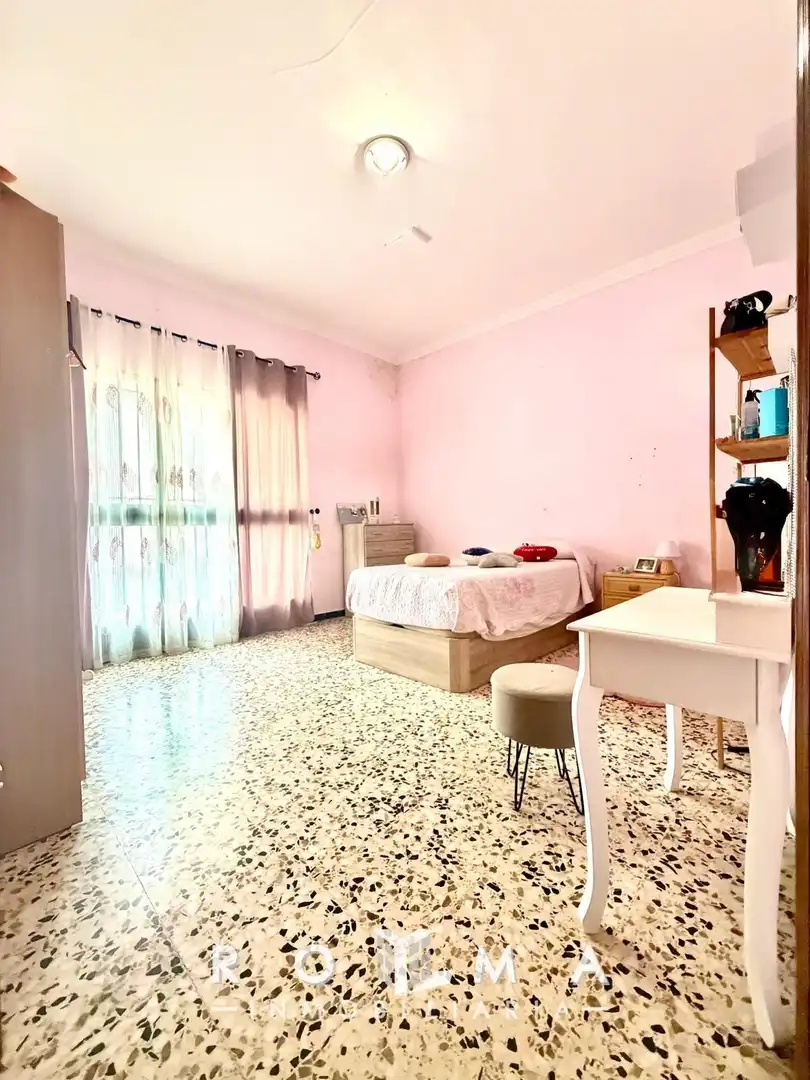 Dormitori de Casa adosada en venda en Dos Hermanas amb Aire condicionat i Calefacció