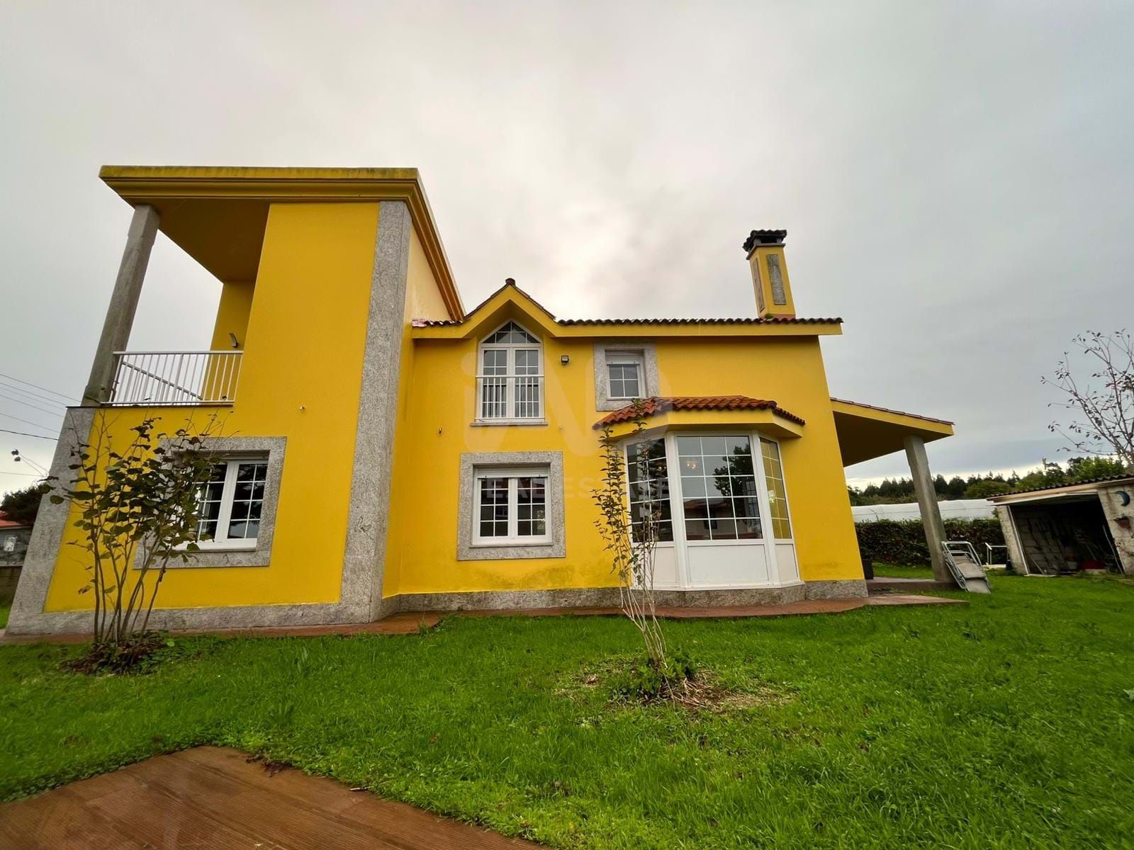 Vista exterior de Casa o xalet en venda en Valdoviño amb Calefacció, Terrassa i Piscina
