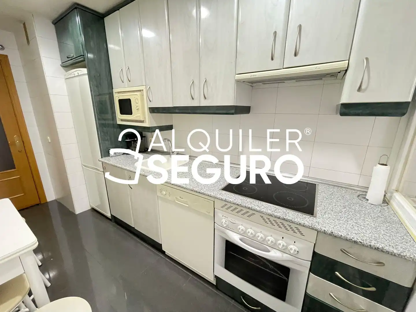 Cocina de Piso de alquiler en Madrid con Calefacción, Trastero y Piscina