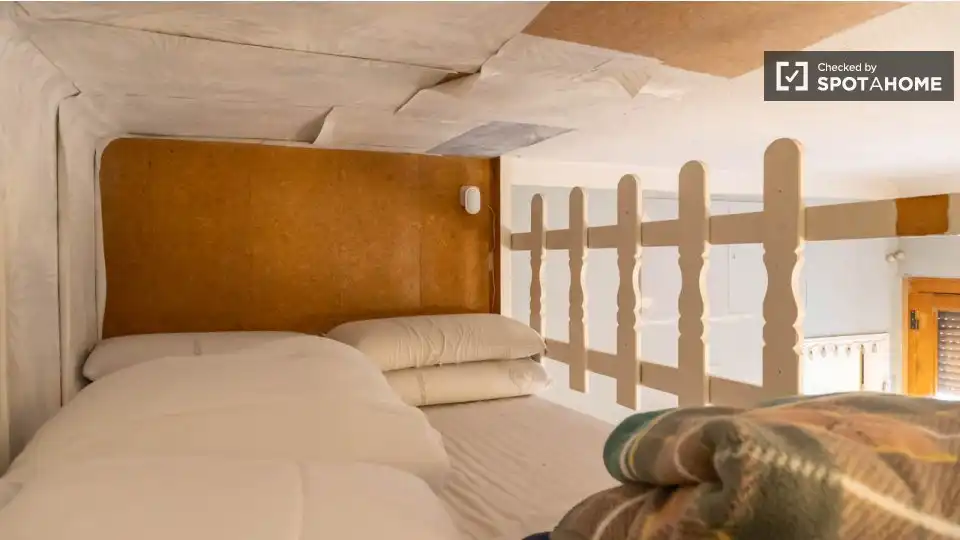 Bedroom of Flat for rent in Madrid  with Air Conditioner, Heating and Furnished