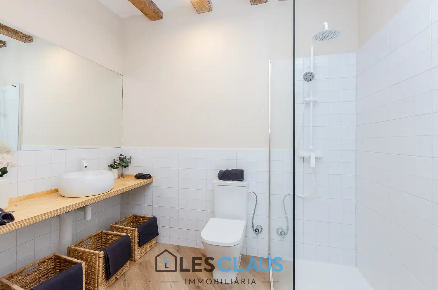 Badezimmer von Wohnung zum Verkauf in Barcelona mit Parkett, Ofen und Mikrowelle