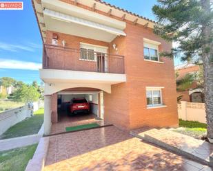 Vista exterior de Casa o xalet de lloguer en Cunit amb Terrassa i Balcó