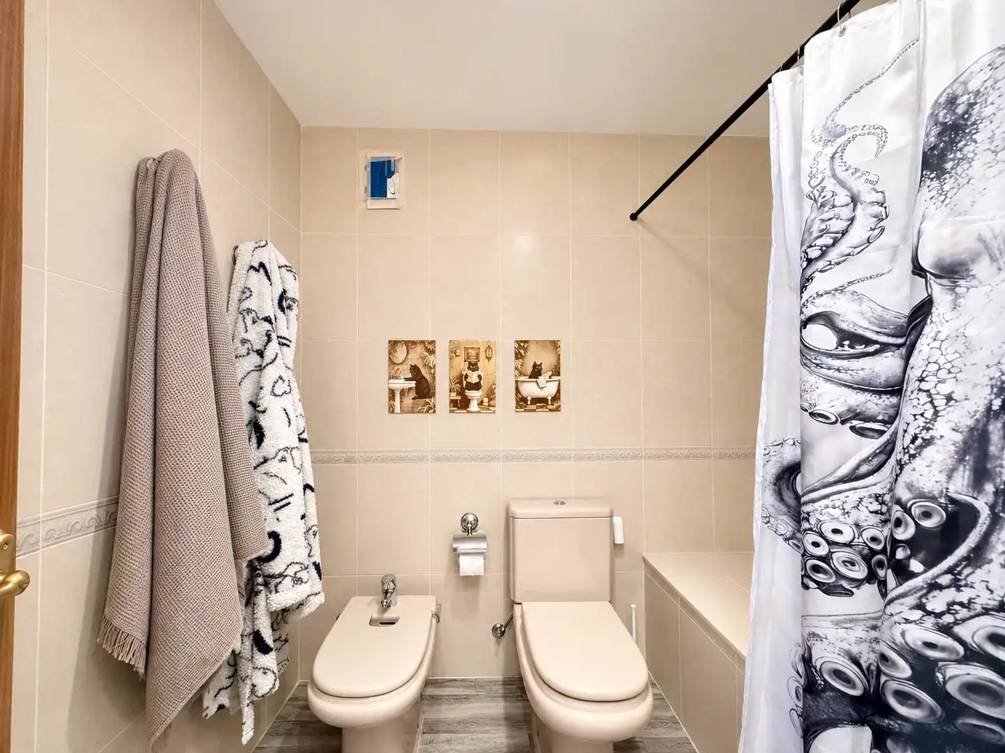 Bathroom of Flat for sale in La Pobla de Vallbona  with Air Conditioner, Furnished and Oven