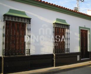 Vista exterior de Casa o xalet en venda en Villanueva de los Castillejos amb Terrassa