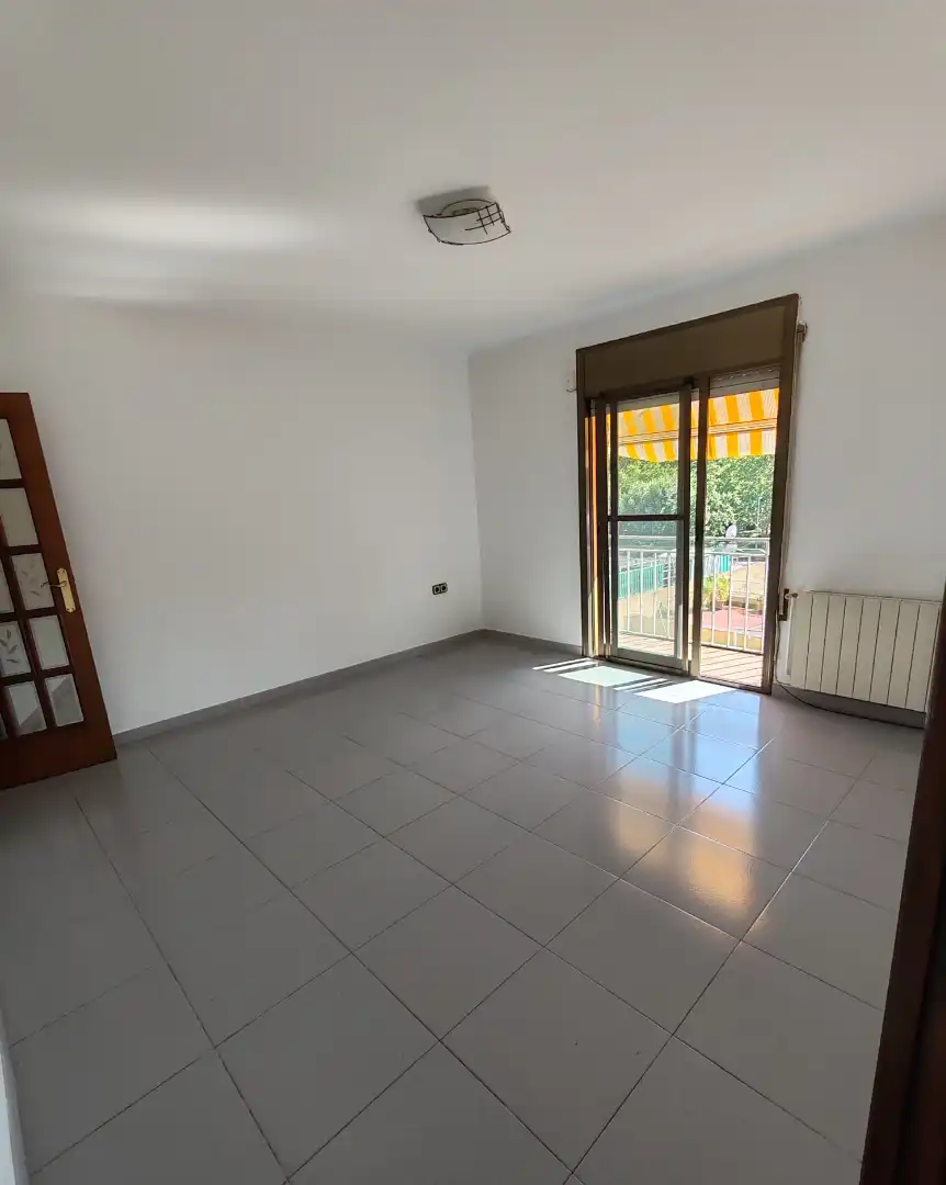 Habitación de Piso de alquiler en Badalona con Calefacción, Horno y Balcón