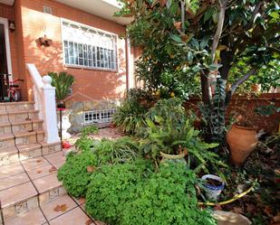 Jardí de Casa adosada en venda en Parla amb Aire condicionat i Terrassa