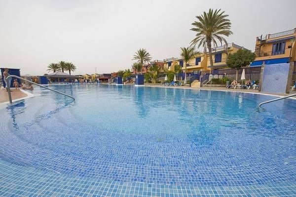 Piscina de Casa adosada en venda en San Bartolomé de Tirajana amb Aire condicionat, Jardí privat i Terrassa
