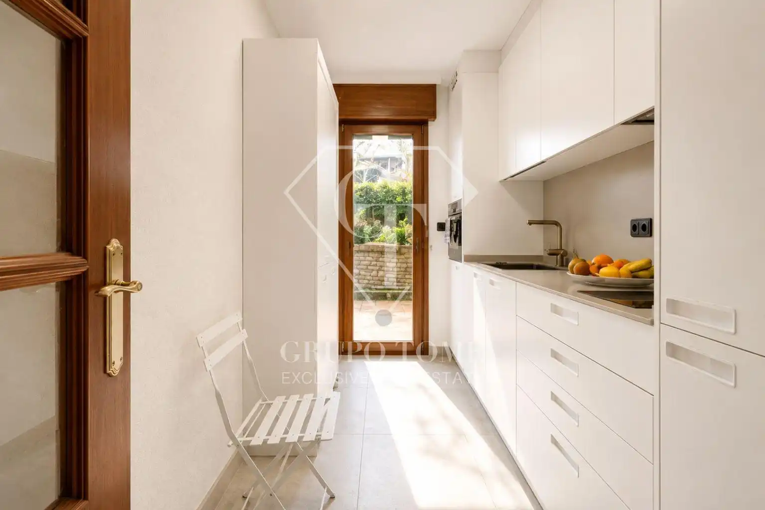 Cuina de Planta baixa en venda en Donostia - San Sebastián  amb Calefacció, Jardí privat i Terrassa