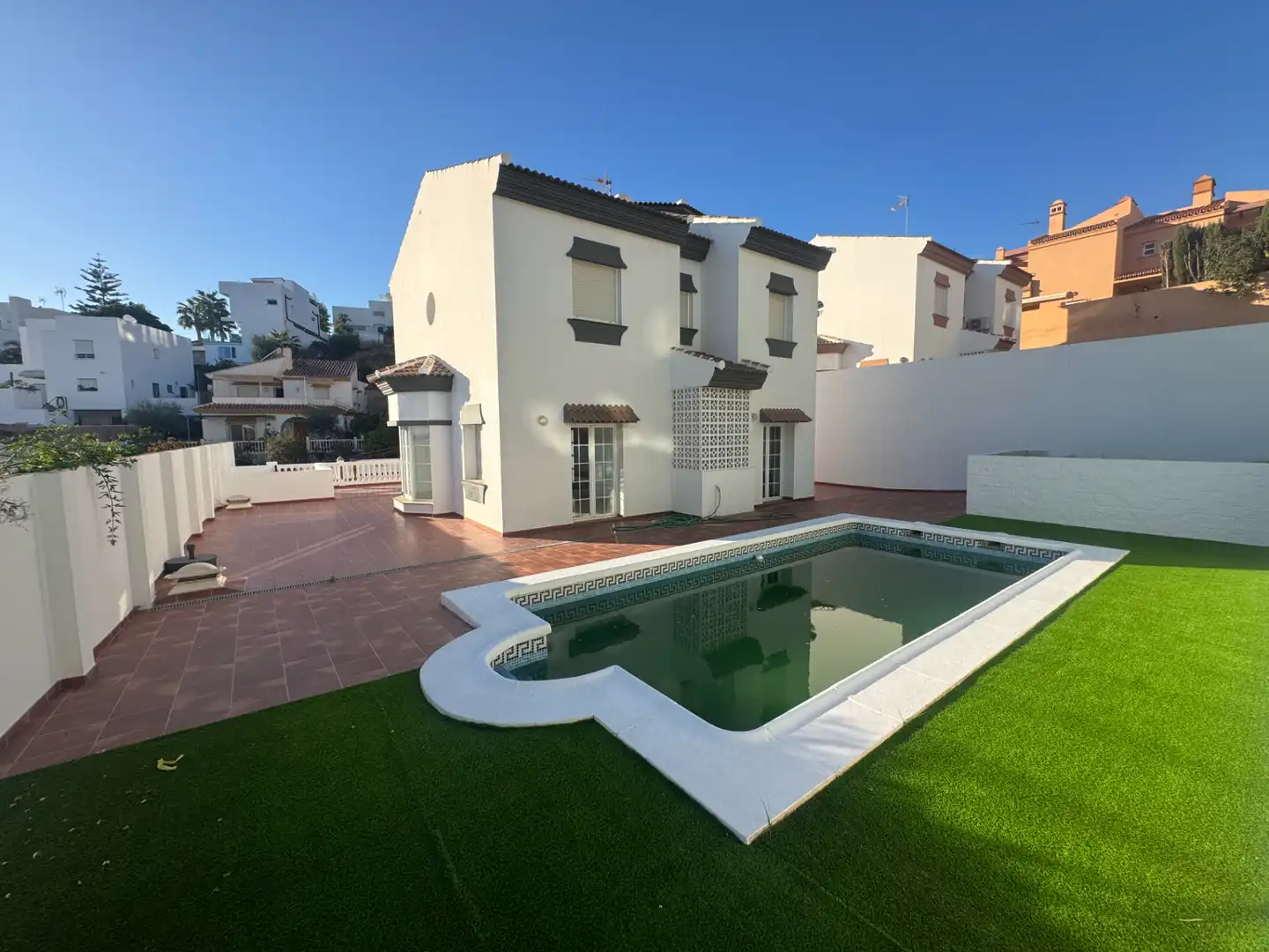 Vista exterior de Casa o xalet en venda en Rincón de la Victoria amb Aire condicionat, Jardí privat i Terrassa