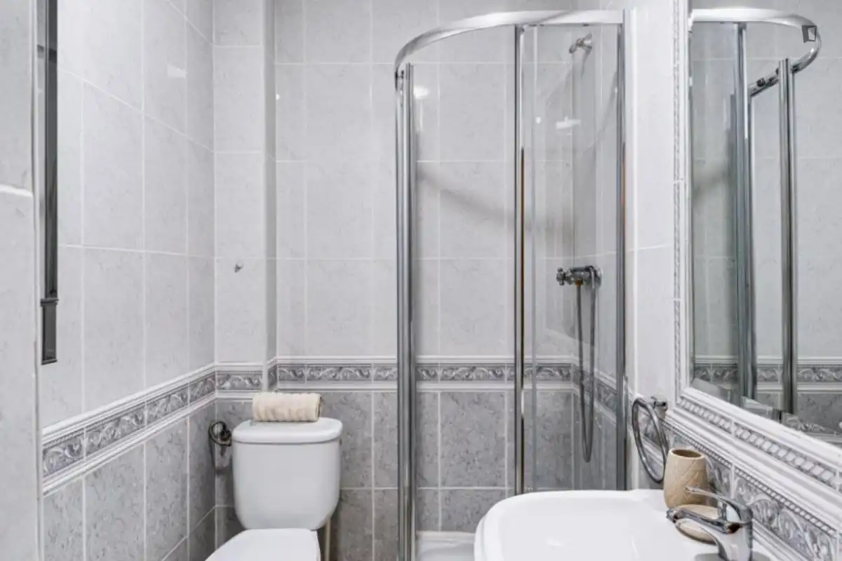 Bany de Casa o xalet per a compartir en Madrid amb Calefacció, Moblat i Forn
