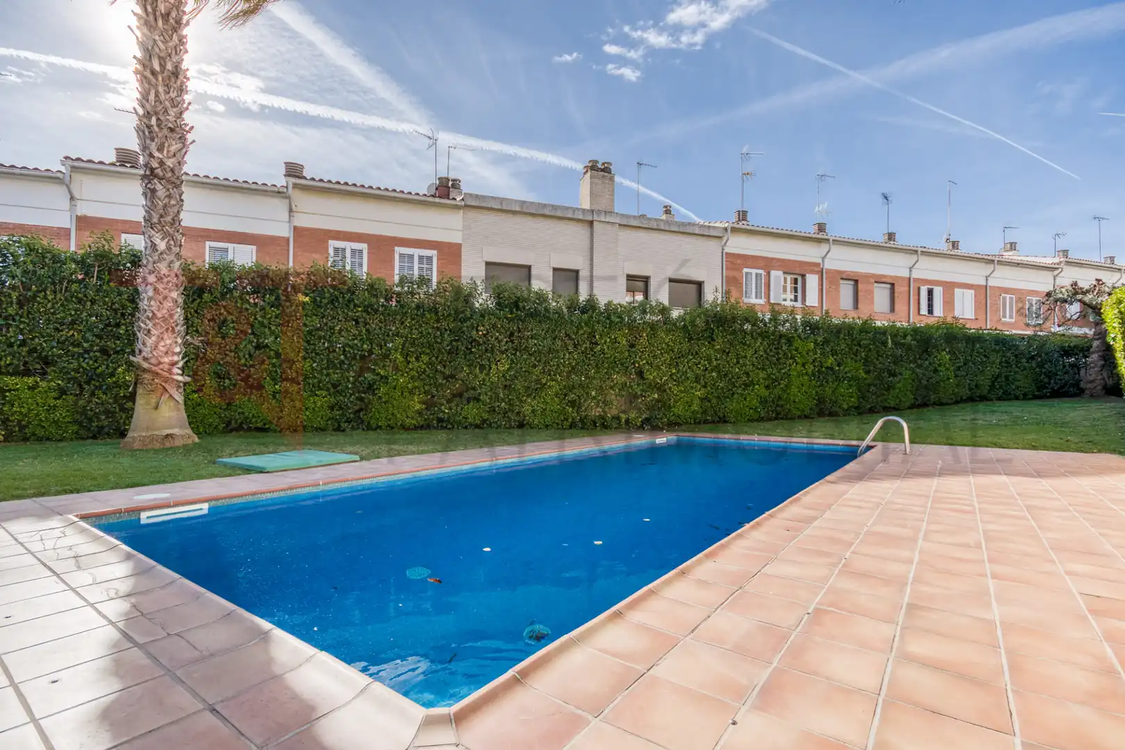 Schwimmbecken von Einfamilien-Reihenhaus zum Verkauf in El Masnou mit Klimaanlage, Heizung und Terrasse