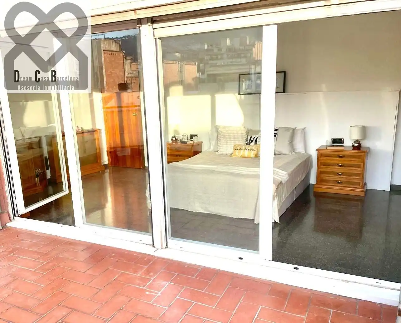 Schlafzimmer von Dachboden zum Verkauf in Barcelona mit Heizung und Terrasse