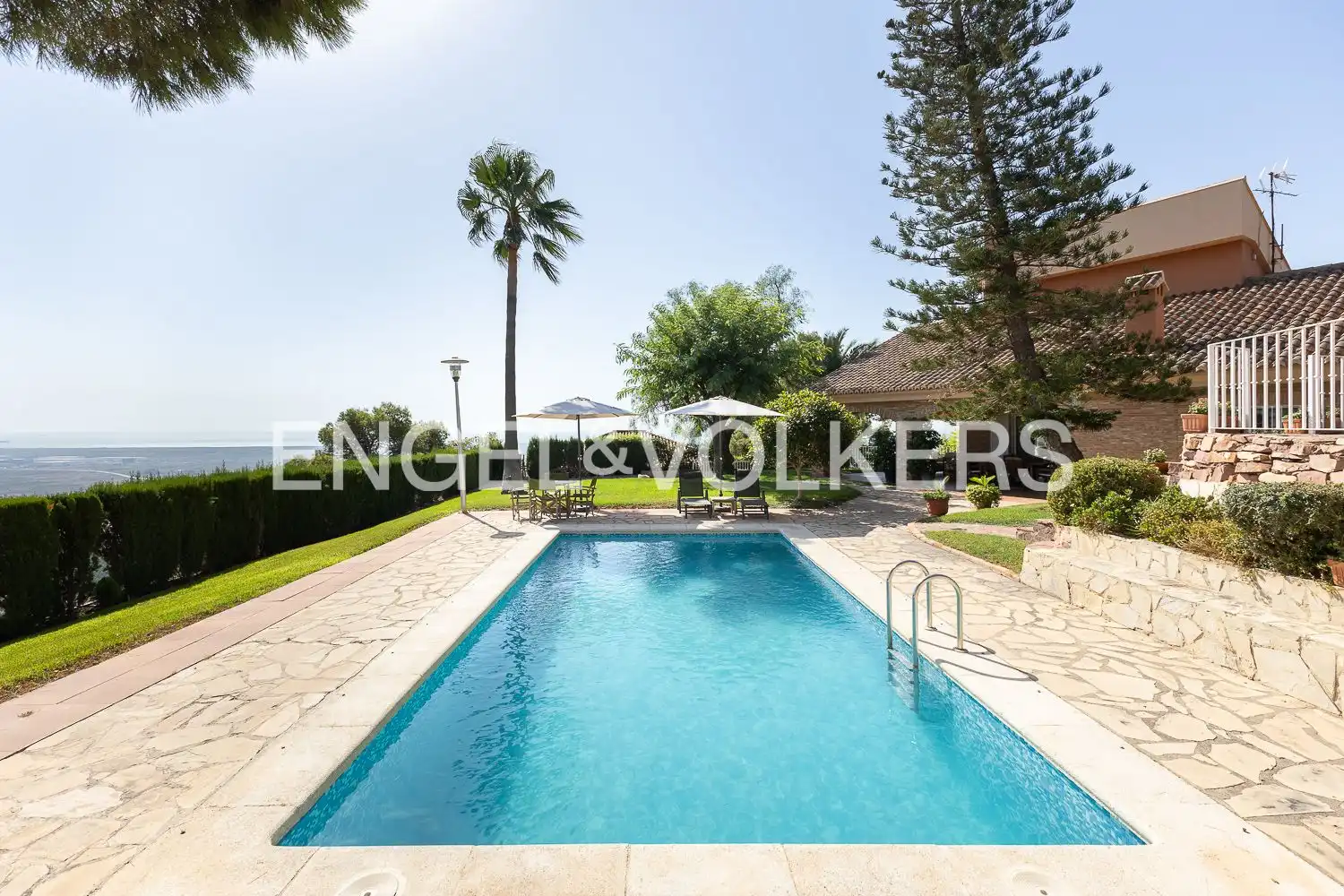 Piscina de Casa o xalet en venda en Sagunto / Sagunt amb Aire condicionat, Calefacció i Jardí privat