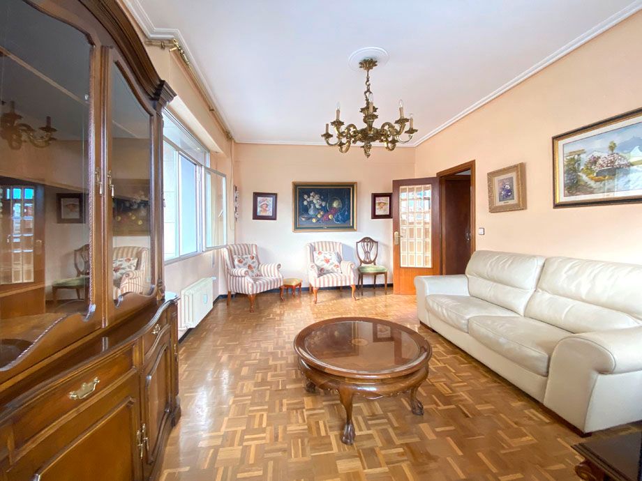 Sala d'estar de Pis en venda en Vitoria - Gasteiz amb Calefacció, Parquet i Terrassa