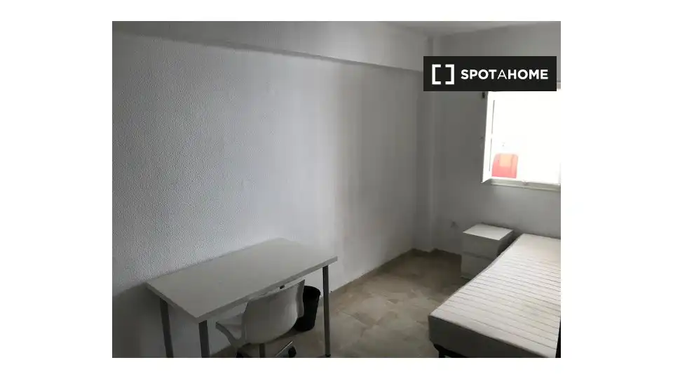 Bedroom of Flat for share in Valencia  with Air Conditioner, Heating and Furnished