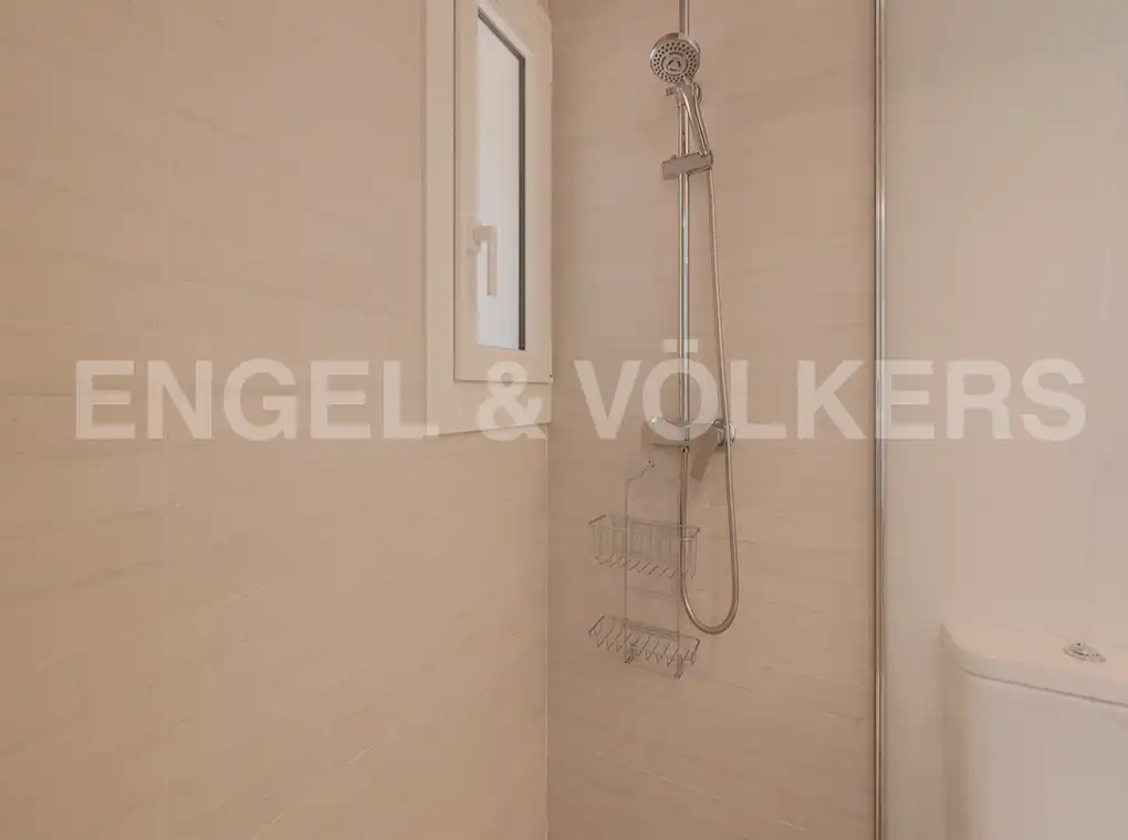 Baño de Piso de alquiler en Barcelona con Aire acondicionado, Calefacción y Jardín privado