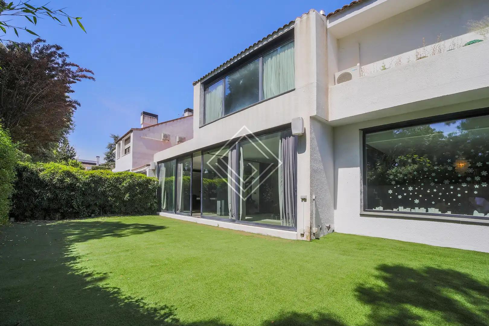 Garten von Einfamilien-Reihenhaus zum Verkauf in La Moraleja mit Klimaanlage, Heizung und Privatgarten