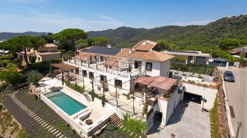 Residencia familiar de alto nivel con piscina salina, hidromasaje, domótica y servicios incluidos  Cabrils, Barcelona