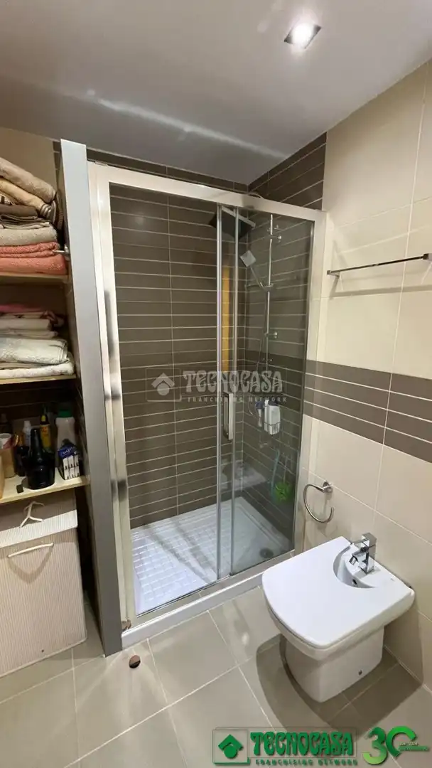 Badezimmer von Einfamilien-Reihenhaus zum Verkauf in San Esteban del Valle mit Klimaanlage und Heizung