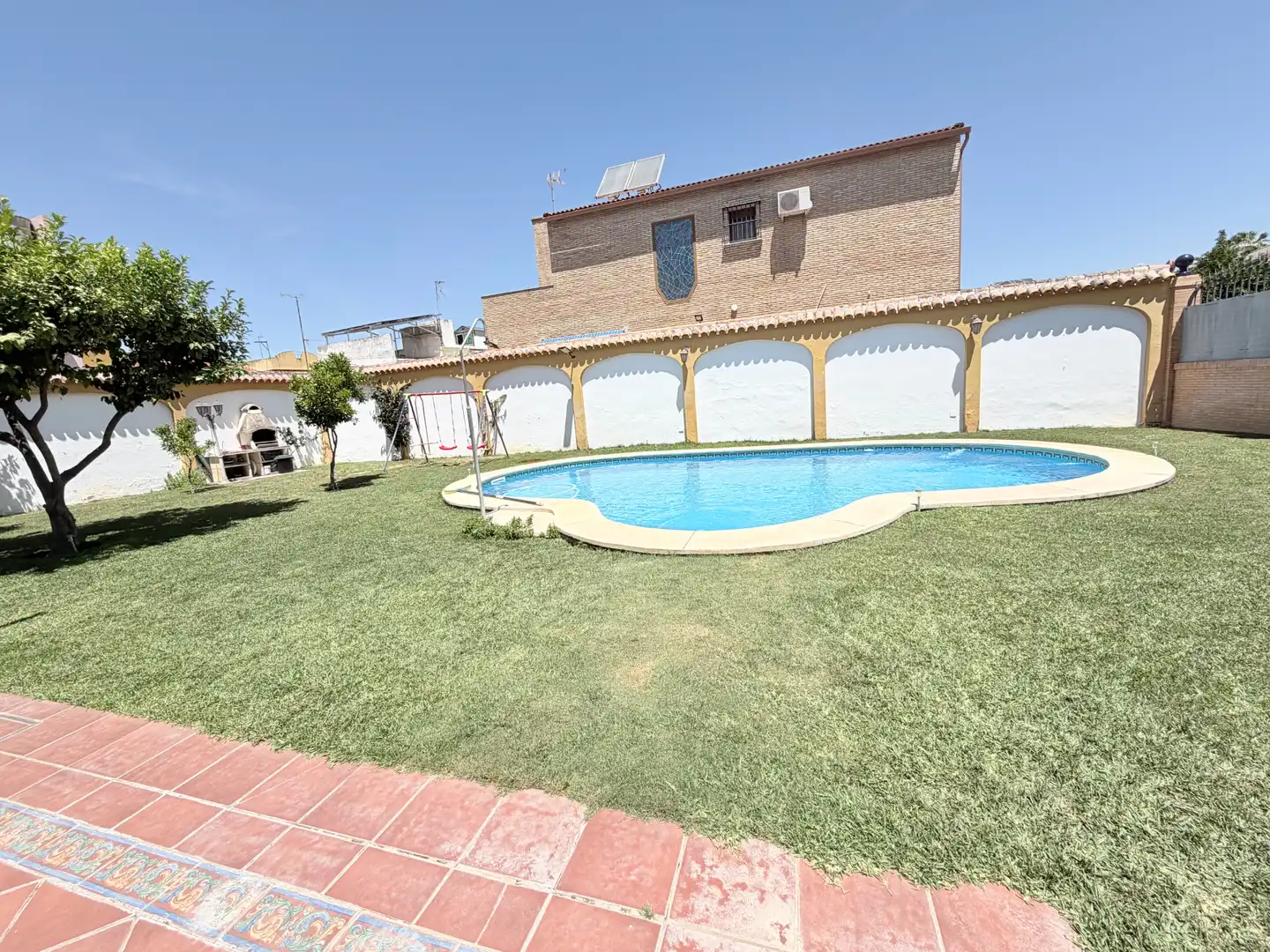 Piscina de Casa o xalet en venda en Bormujos amb Aire condicionat, Jardí privat i Terrassa